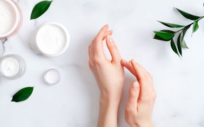 Zadbaj o swoje dłonie – jakich kosmetyków używać?