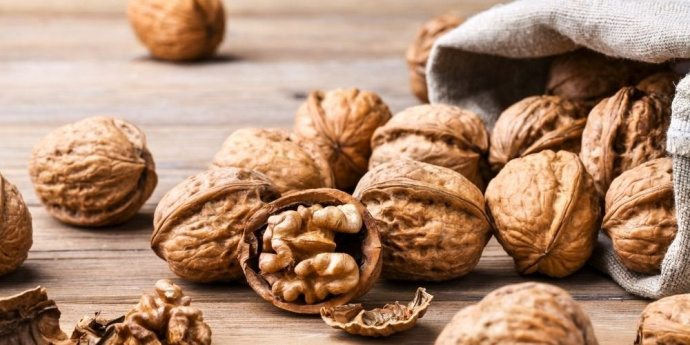 Łupiny orzecha dla ciemnych włosów