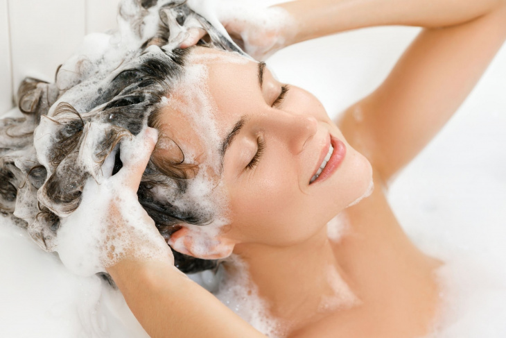 Mycie włosów szamponem