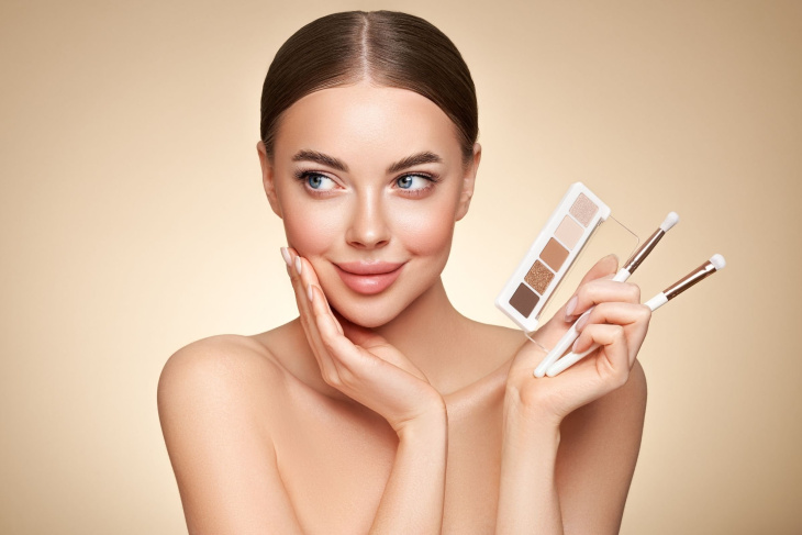 Aplikacja cieni do powiek