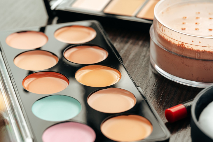 Paletka kolorowych korektorów