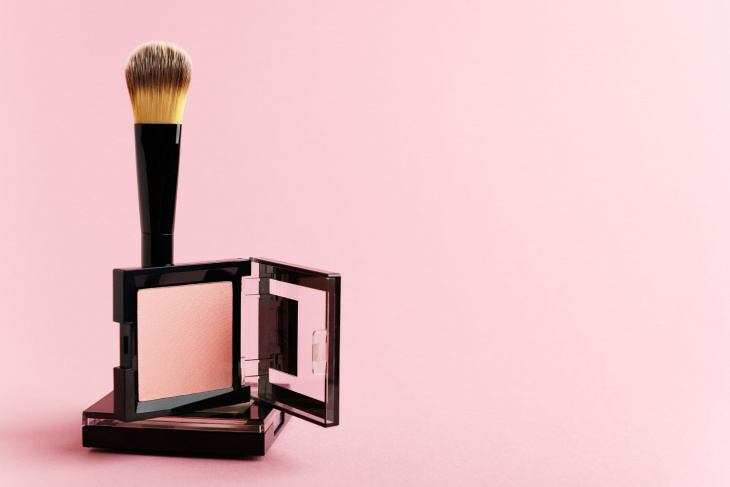 Róż w pudrze i pędzel do różu